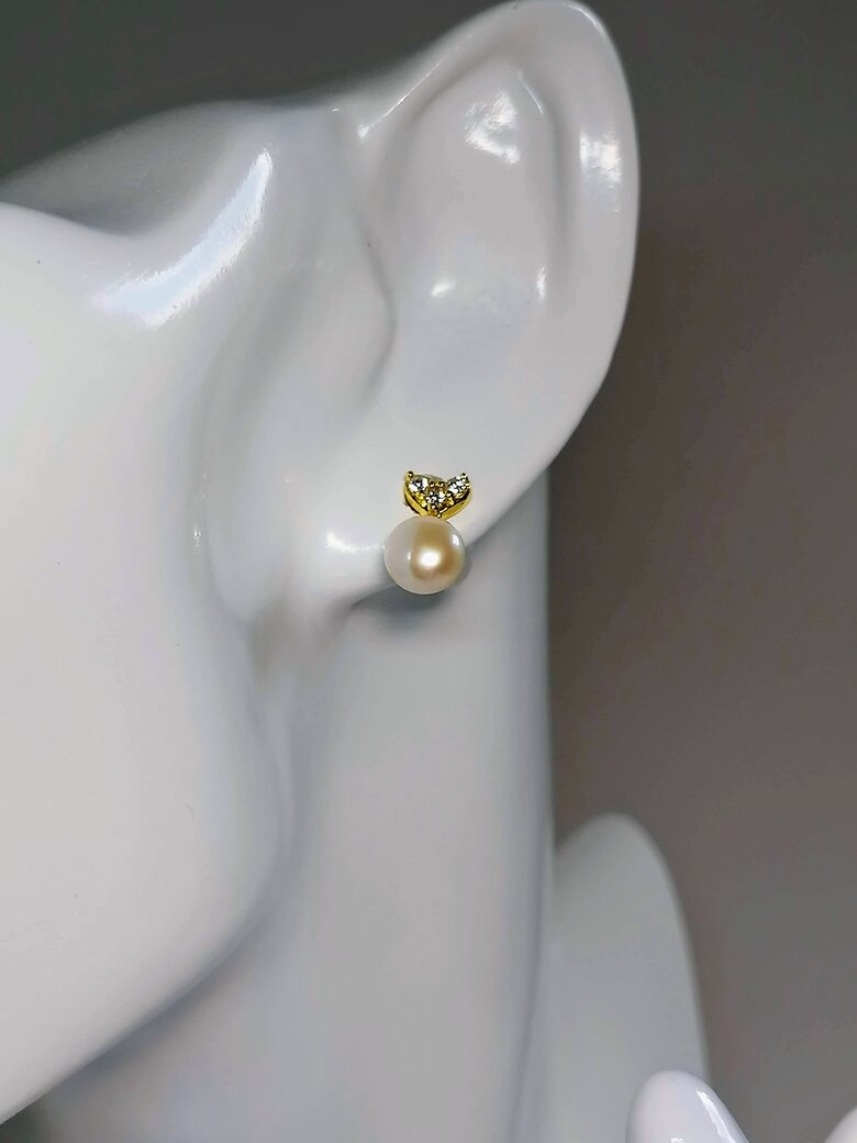 Perlų auskarai vinukai su širdelės motyvu